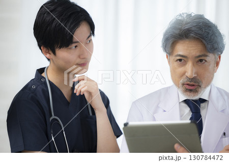 スクラブの男性 医師 看護師 スクラブの男性 医師 看護師 130784472