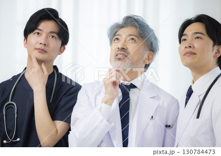 スクラブの男性 医師 看護師 スクラブの男性 医師 看護師 130784473
