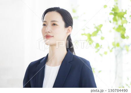 ノートパソコンを持つ笑顔のビジネスウーマン　   130784490