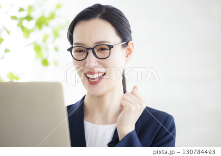 ノートパソコンを持つ笑顔のビジネスウーマン　   130784493