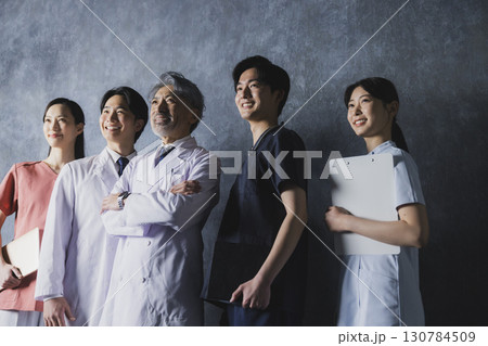 医療現場で働く人々 医療現場で働く人々 130784509