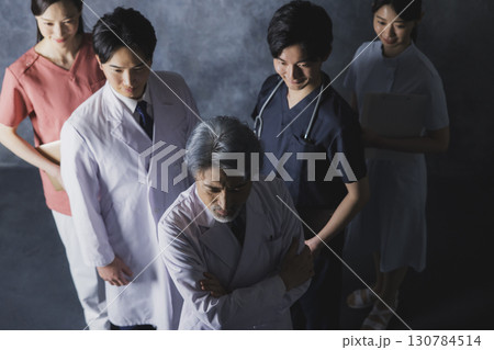 医療現場で働く人々 130784514