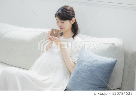 リビングの妊婦　  130784525