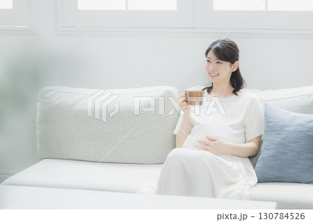 リビングの妊婦 リビングの妊婦 130784526