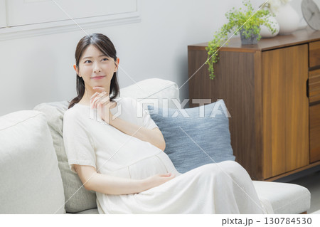 リビングの妊婦　  130784530