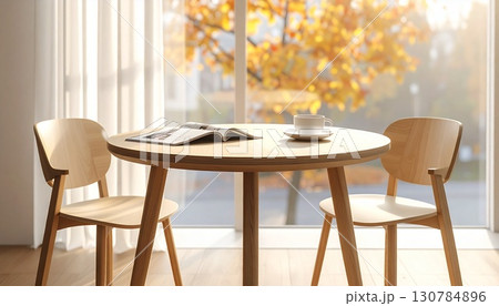 秋の日の窓辺のテーブルの上に置いたコーヒーと本 130784896