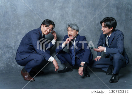 休憩するビジネスマンたち 休憩するビジネスマンたち 130785352