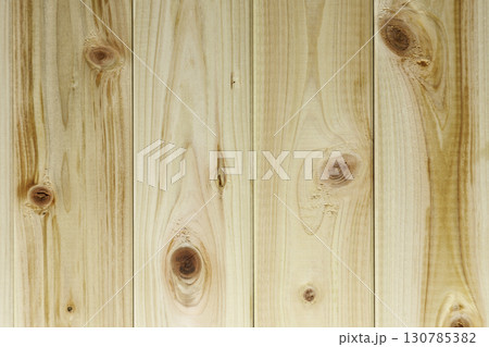 節のあるヒノキ板の壁 130785382