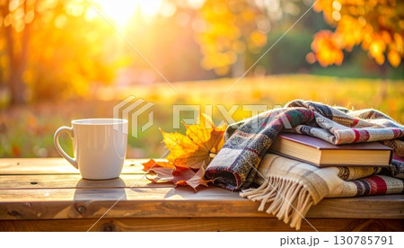 朝の公園でコーヒーを飲みながら読書する晩秋のイメージ 朝の公園でコーヒーを飲みながら読書する晩秋のイメージ 130785791