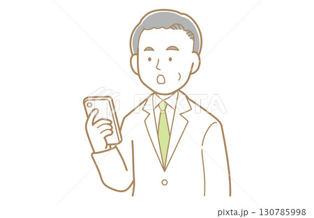 スマートフォンを見るグレイヘアで白衣の男性のイラスト 130785998