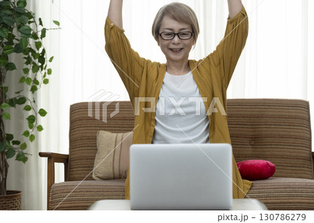 推し活をするシニア女性 130786279