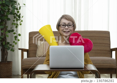 推し活をするシニア女性 130786281