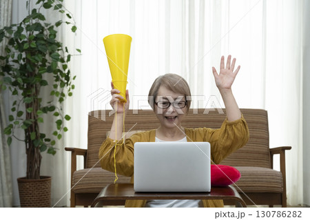 推し活をするシニア女性 130786282