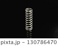 黒い背景にスプリング 130786470