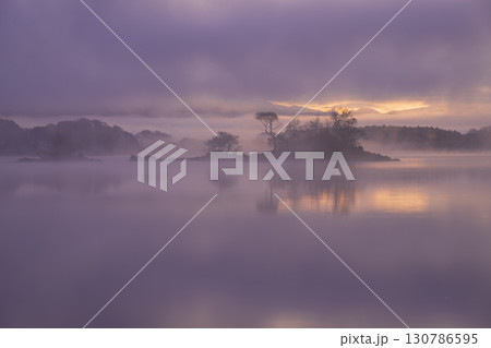 朝霧に包まれる檜原湖の日の出 朝霧に包まれる檜原湖の日の出 130786595