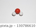 白背景に水の分子モデル 130786610
