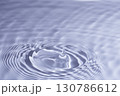水面に落ちた水滴 130786612