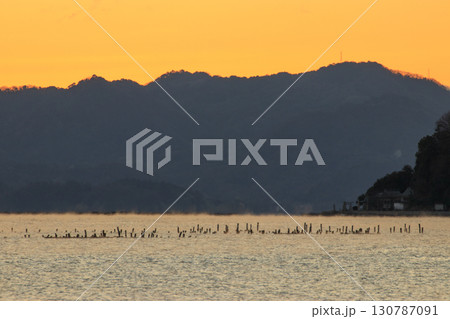 毛嵐流れる冬の瀬戸内の朝焼け 130787091