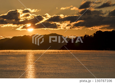 毛嵐流れる冬の瀬戸内の朝日とサンロード 毛嵐流れる冬の瀬戸内の朝日とサンロード 130787106