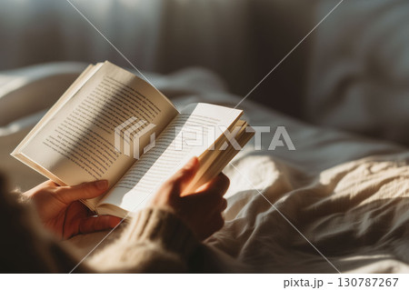 静かな休日に読書を楽しむリラックスした穏やかな時間 静かな休日に読書を楽しむリラックスした穏やかな時間 130787267