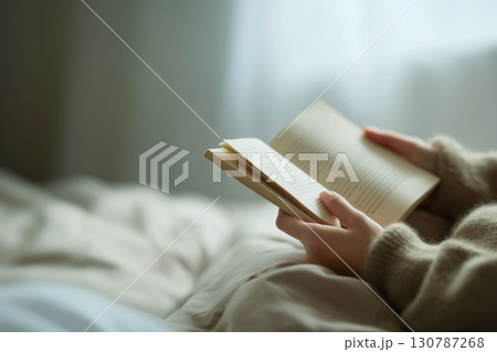 休日に本を読みながらゆったりと過ごす癒しのひととき 休日に本を読みながらゆったりと過ごす癒しのひととき 130787268
