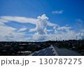 住宅街から見える青空 130787275