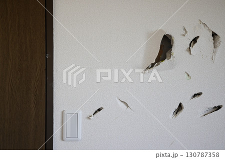 穴の開けられた壁とクロス 130787358