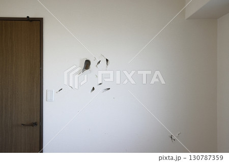 穴の開けられた壁とドア 130787359