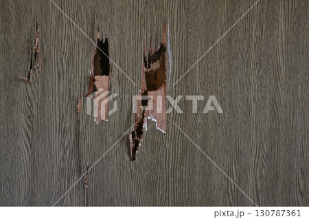 穴の開けられたドア 130787361