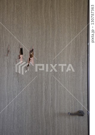 穴の開けられたドア 130787363