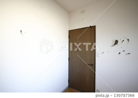 穴の開けられた壁とドア 穴の開けられた壁とドア 130787366