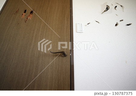 穴の開けられた壁とドア 130787375