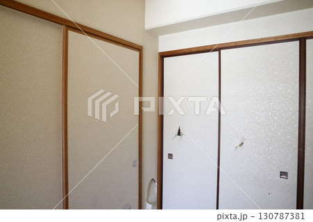 穴の開けられた襖と引き戸 穴の開けられた襖と引き戸 130787381