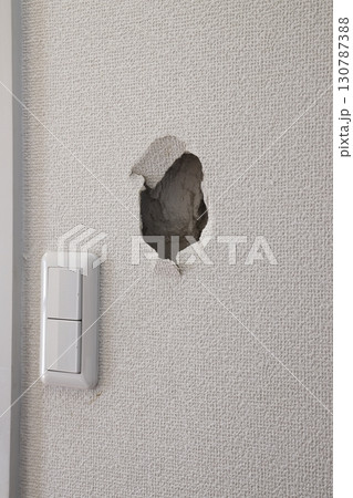 故意に穴の開けられた壁 130787388