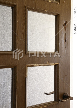 故意に穴の開けられたドア 130787390
