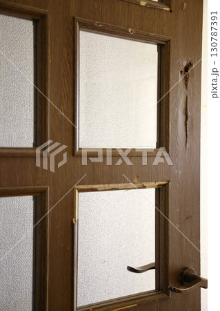 故意に穴の開けられたドア 130787391
