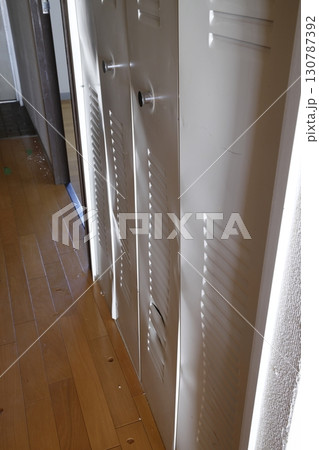 故意に壊された扉 130787392