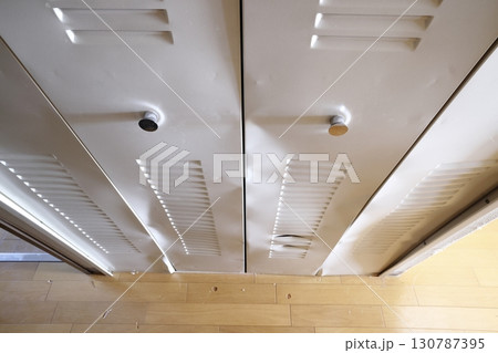 故意に壊された扉 130787395