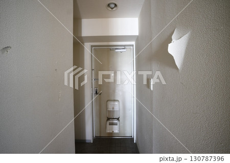 故意に壊された壁 130787396