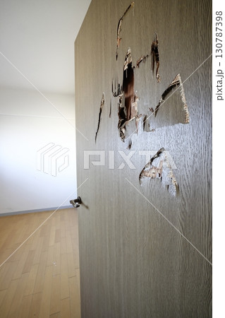 故意に穴をあけられた建具 130787398