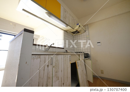 故意に壊された台所 130787400
