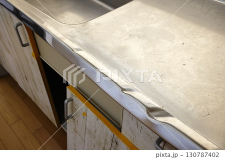 故意に壊された台所 130787402