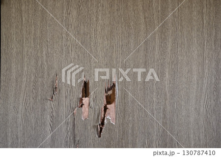 穴の開けられたドア 穴の開けられたドア 130787410