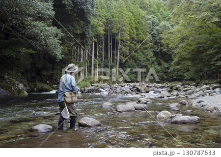 フライフィッシングをする男性 130787633