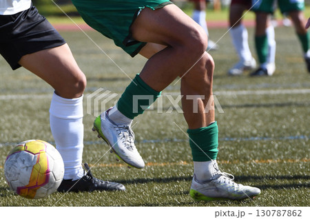 ドリブルするサッカー選手 130787862