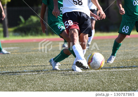 ボールを蹴るサッカー選手 130787865