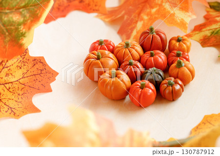 ハロウィンのかぼちゃと枯葉の飾り ハロウィンのかぼちゃと枯葉の飾り 130787912