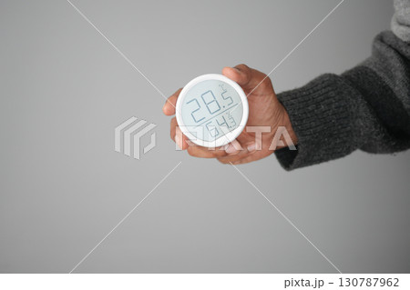 Measuring indoor temperature and humidity for comfort 130787962