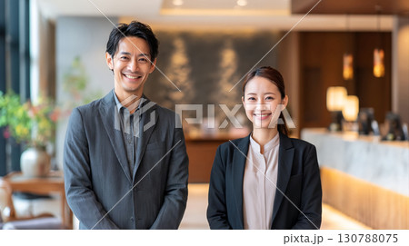 式場見学をするアジア人のカップル01 130788075