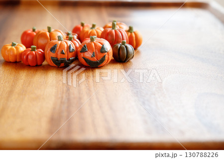 小さなハロウィンのカボチャと木のトレイ 130788226